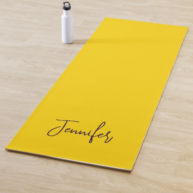 Tapis De Yoga Nom personnalisé jaune de texte pourpre (En situation)