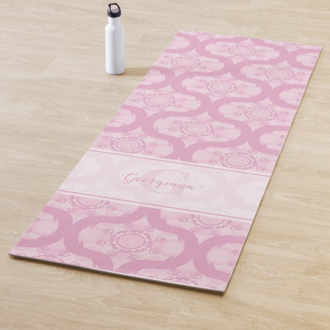 Tapis De Yoga Nom Personnalisé Retro 1970 Preppy In Pink Mandala (En situation)
