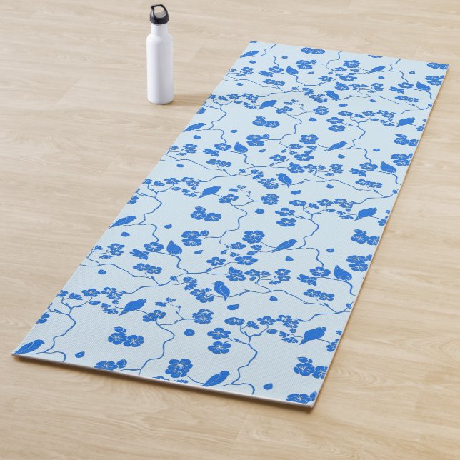 Tapis De Yoga Oiseaux en fleurs de cerisier bleu sur bleu (En situation)