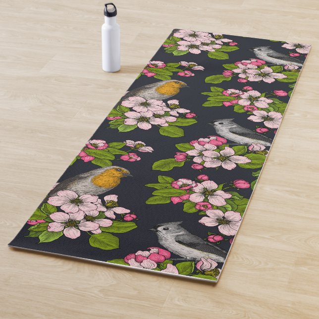 Tapis De Yoga Oiseaux et fleurs en noir (En situation)