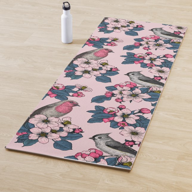 Tapis De Yoga Oiseaux et fleurs roses (En situation)