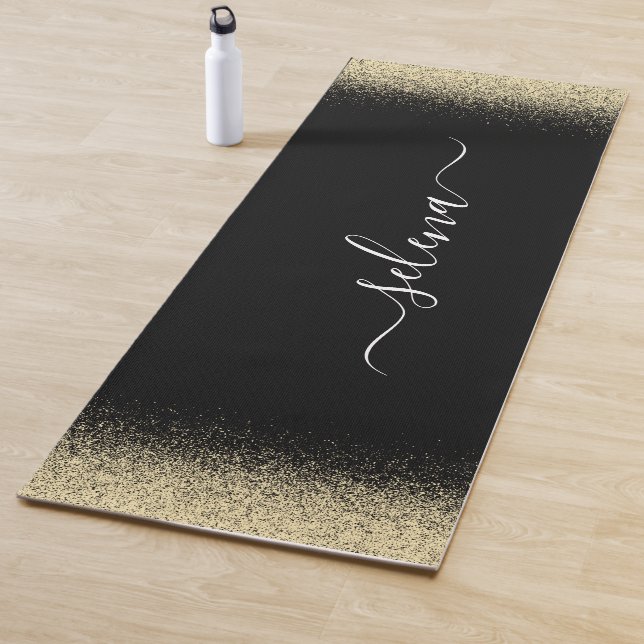 Tapis De Yoga Paillettes Noir et Or Monogramme Féminin (En situation)