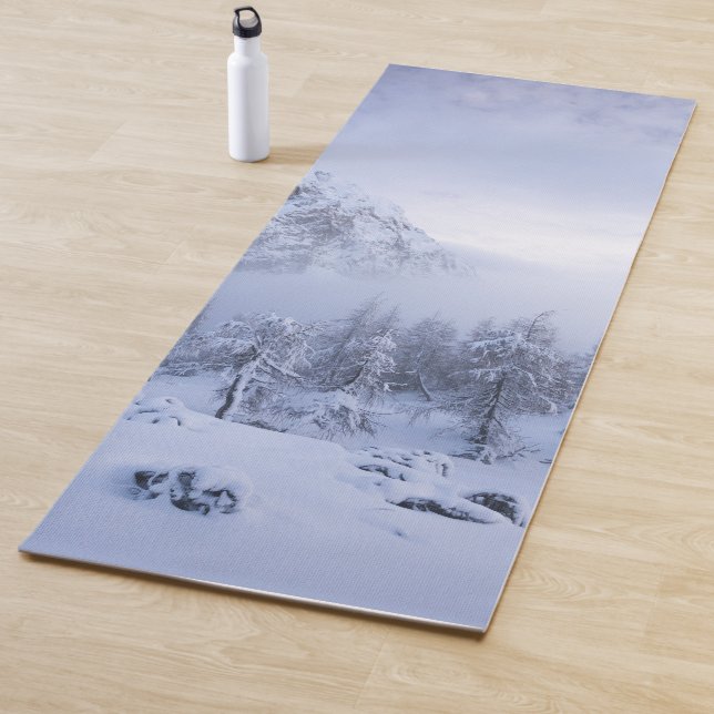 Tapis De Yoga Pays merveilleux d'hiver, brouillard, forêt d'épin (En situation)