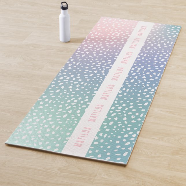 Tapis De Yoga Pente Pastel + spot avec rayures personnalisées (En situation)