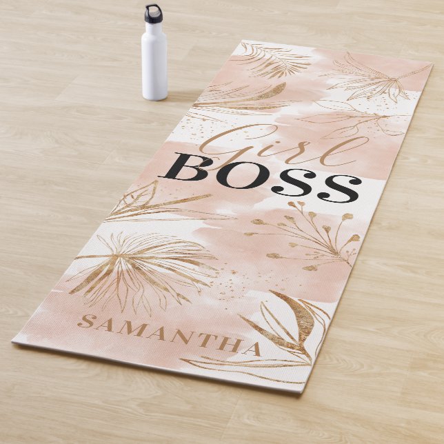 Tapis De Yoga Personnalisé tendance fille rose & or 'Girl Boss' (En situation)