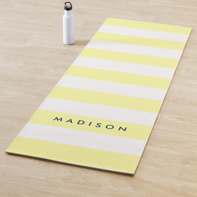 Tapis De Yoga Personnaliser le nom Preppy Yellow & White Stripes (En situation)