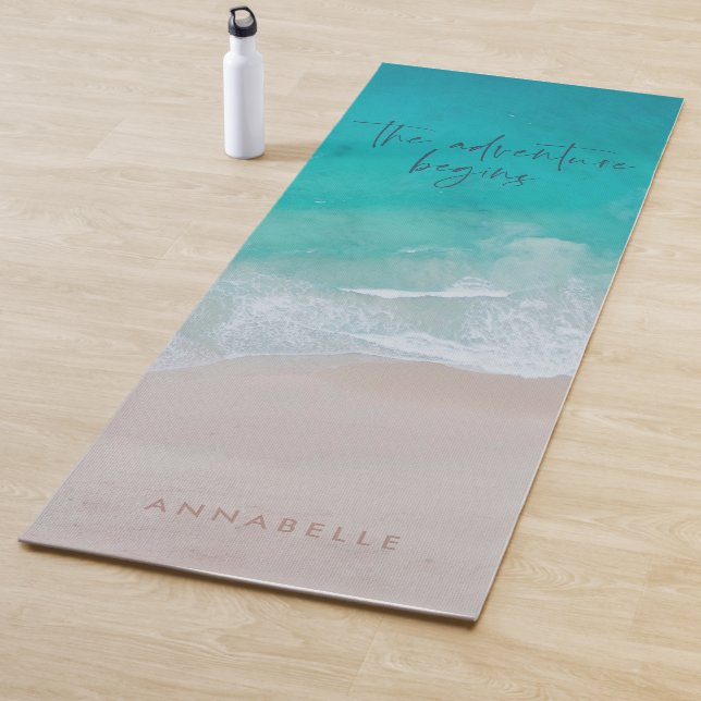 Tapis De Yoga plage de sable tropical océan l'aventure commence (En situation)