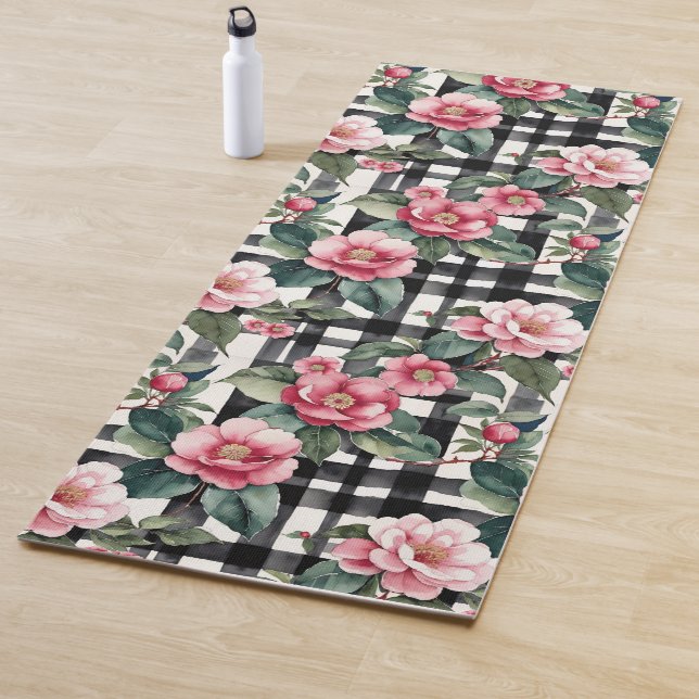 Tapis De Yoga Plaqué noir et blanc avec Camellias rose feuillus (En situation)