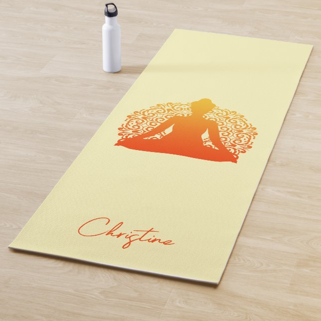Tapis De Yoga Pose de Yoga orange-jaune avec nom personnalisé (En situation)