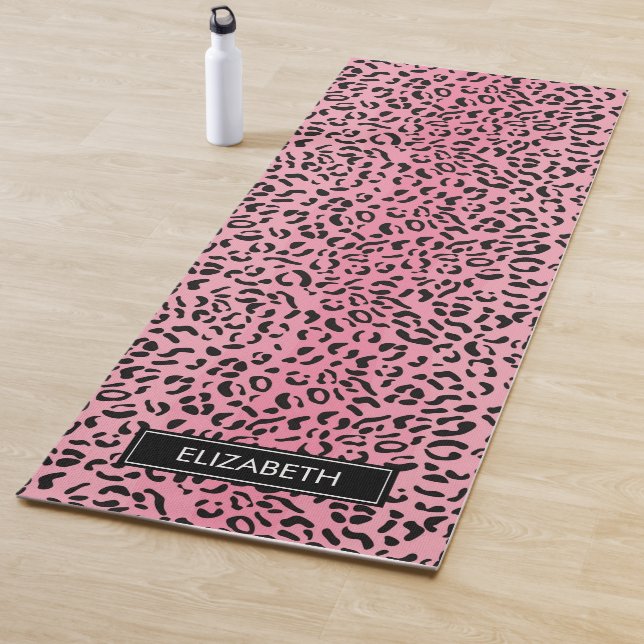Tapis De Yoga Poster de animal, Léopard tacheté Monogramme Nom m (En situation)