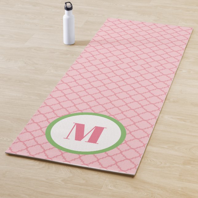 Tapis De Yoga Quart-feuille de monogramme rose et vert de Preppy (En situation)