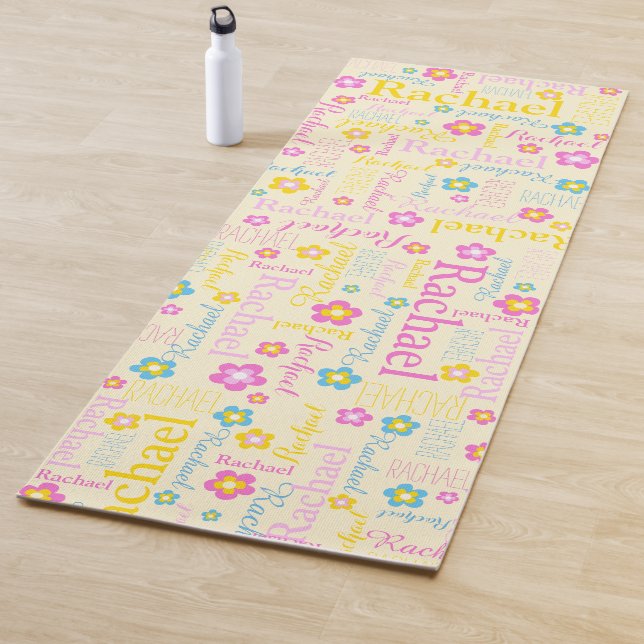 Tapis De Yoga Rachel fleurs nom typographique jaune rose (En situation)
