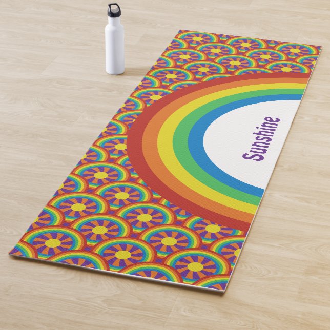 Tapis De Yoga Rainbows style années 70 et Motif graphique Sun (En situation)