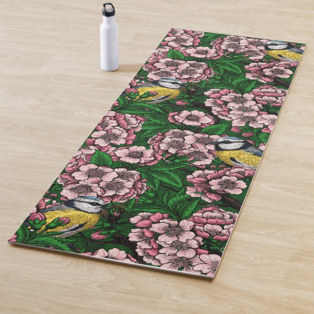 Tapis De Yoga Rameaux bleus dans le cerisier en fleurs en vert (En situation)