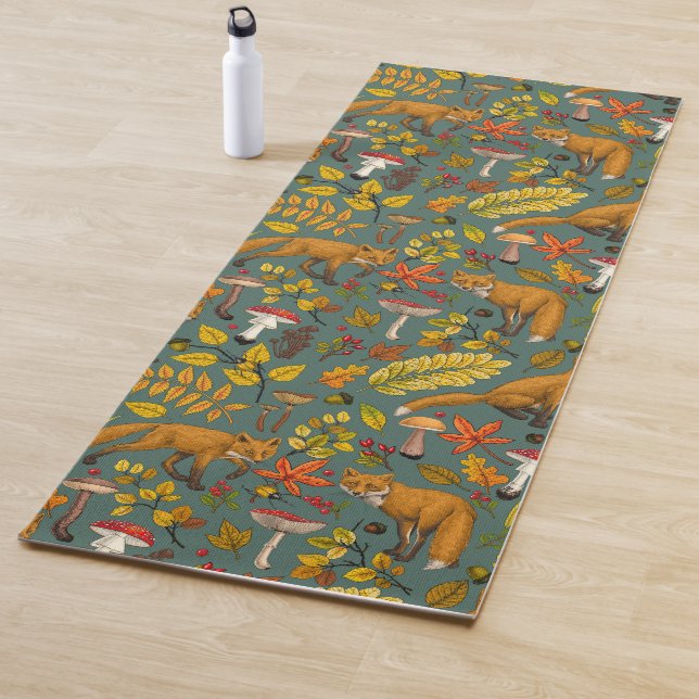 Tapis De Yoga Renard d'automne sur pin vert (En situation)