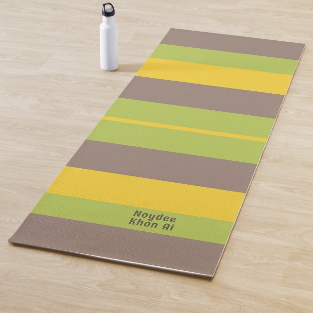 Tapis De Yoga Rhythm Stripes Horizontal Lines Brown Yellow Green (En situation)