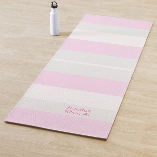 Tapis De Yoga Rhythm Stripes Horizontal Lines Grey Pink White (En situation)
