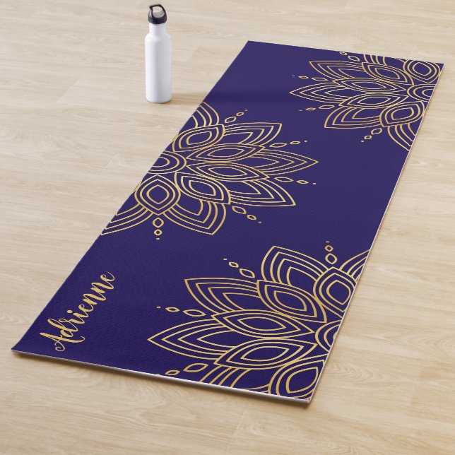 Tapis De Yoga Rich Dark Blue and Faux Gold Mandala (En situation)