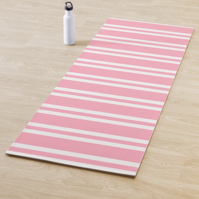 Tapis De Yoga Rose rose et blanc rayé (En situation)