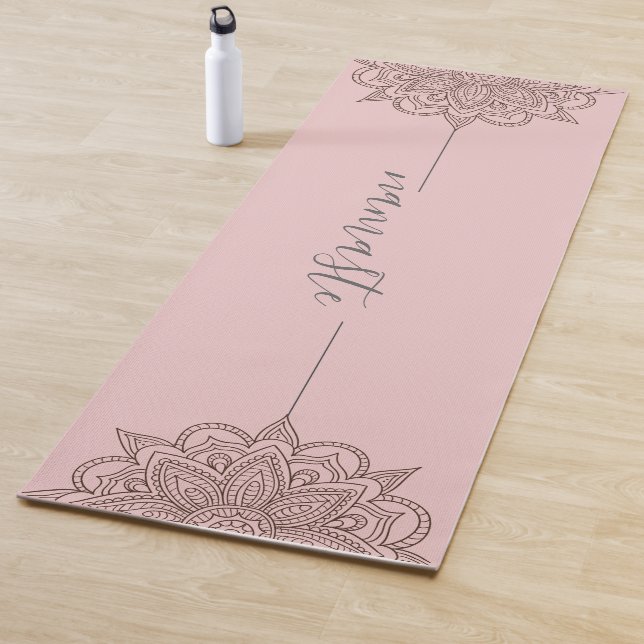 Tapis De Yoga Rose rose Namaste Script Mandala (En situation)
