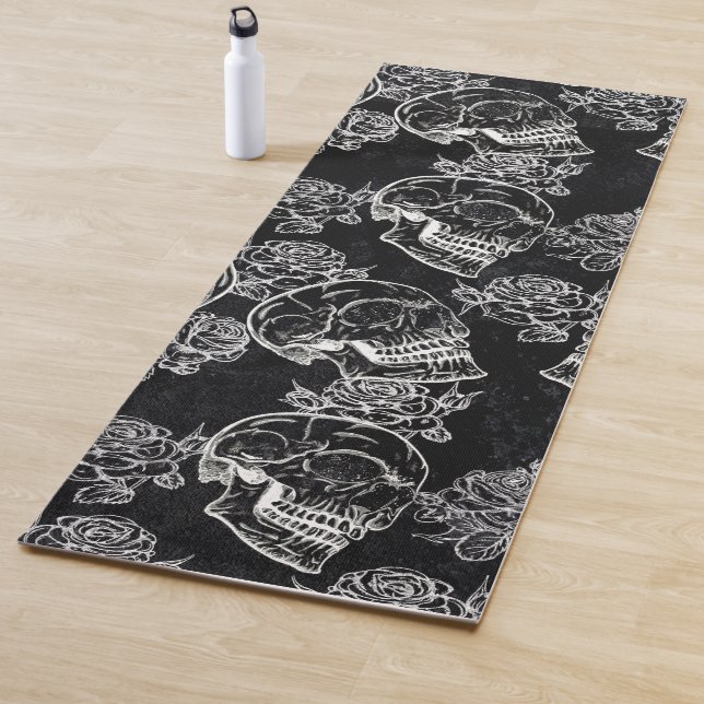 Tapis De Yoga Roses des crânes et des calques | Gothique Glam Fu (En situation)