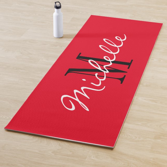 Tapis de yoga rouge personnalisé avec monogramme p (En situation)
