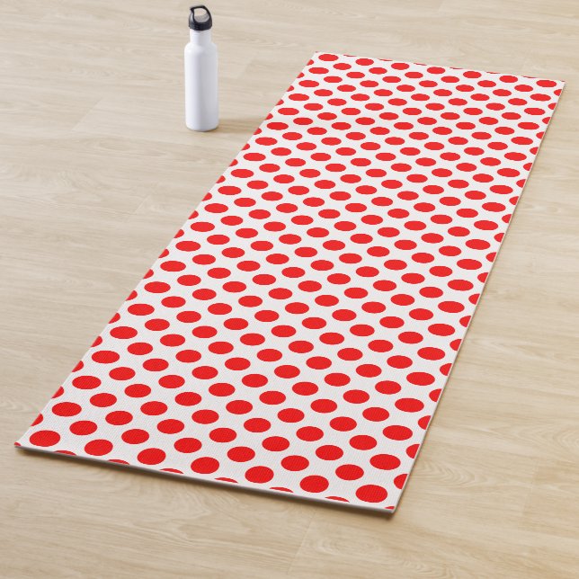 Tapis De Yoga Rouge sur blanc grand format Pois (En situation)