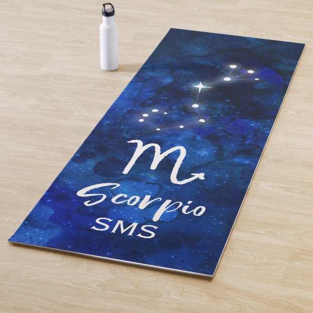 Tapis De Yoga Scorpio Zodiac Constellation Bleu Galaxie Monogram (En situation)