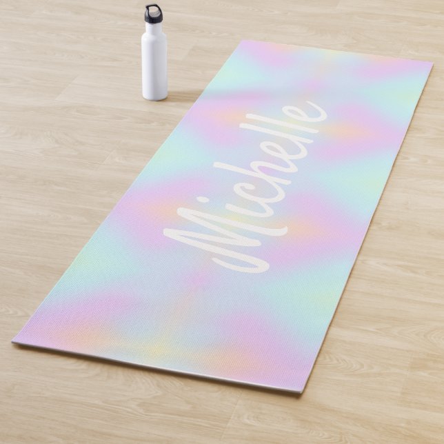 Tapis De Yoga Script de nom bleu rose de l'holographe Rainbow Om (En situation)