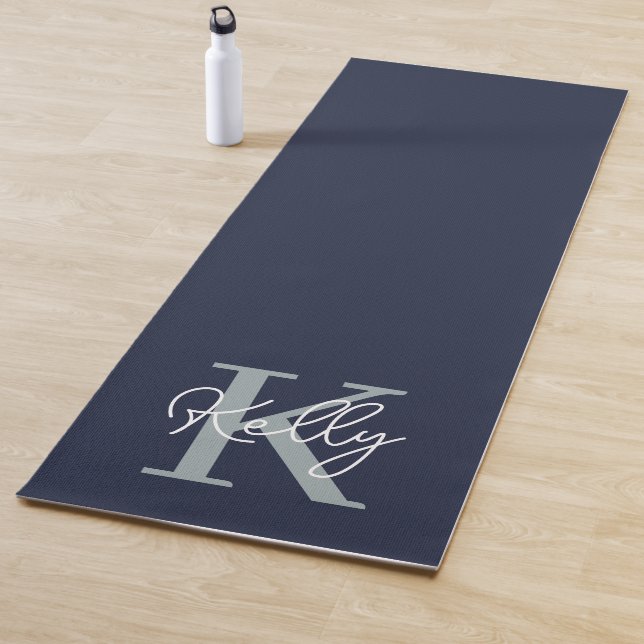 Tapis De Yoga Script Monogramme bleu marine moderne (En situation)
