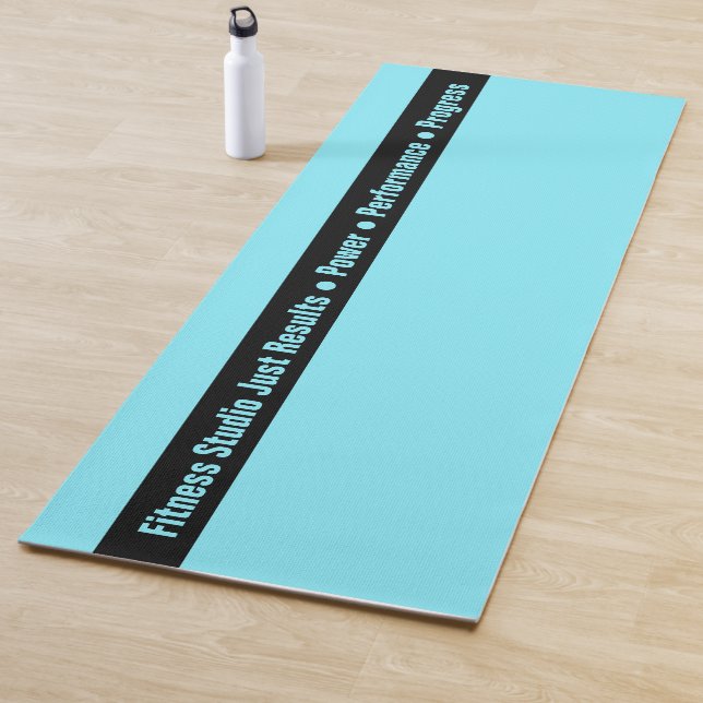 Tapis De Yoga Simple Custom Fitness Text Black & Electric-Blue (En situation)