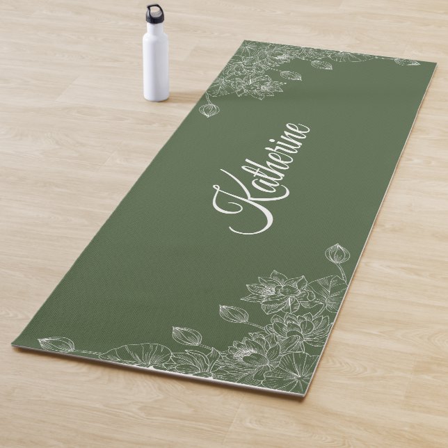 Tapis De Yoga Simple Moderne Floral Script Nom Olive Vert Lotus (En situation)
