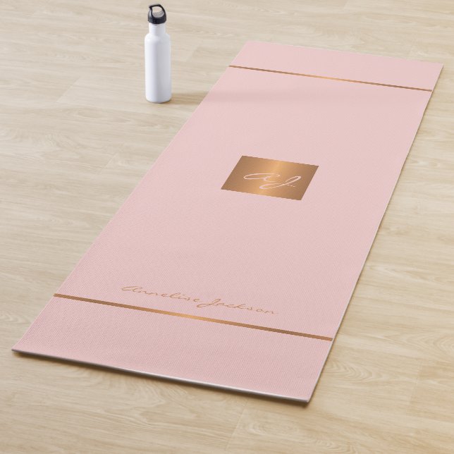 Tapis De Yoga Simple moderne or rose chic rayures monogrammées (En situation)