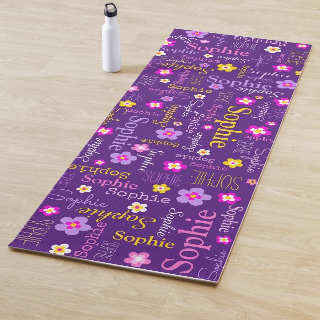 Tapis De Yoga Sophie fleurs nom typographique violet rose (En situation)