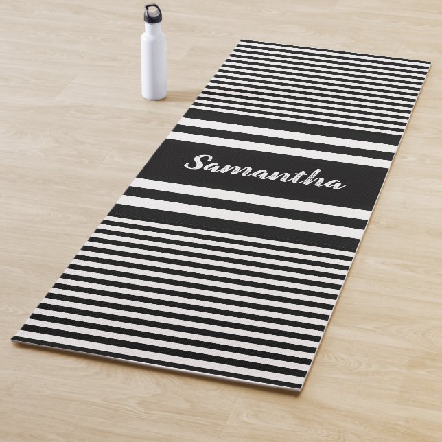 Tapis De Yoga Stripes noir et blanc Design Yoga Mat (En situation)