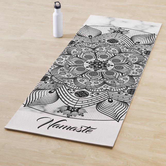 Tapis De Yoga Style Floral noir et blanc Mandala Namaste (En situation)