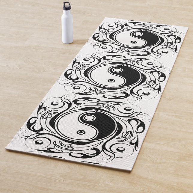 Tapis De Yoga Symbole Yin et Yang Style tatouage noir et blanc (En situation)