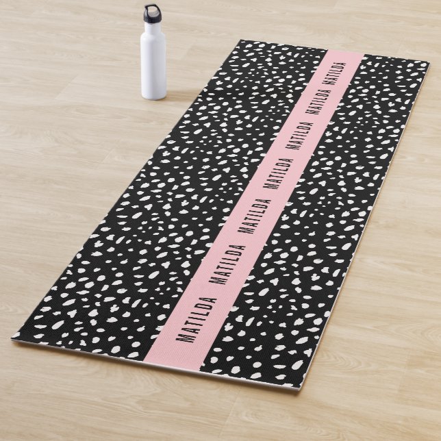 Tapis De Yoga Tache noire et blanche avec bande rose personnalis (En situation)