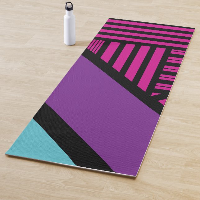 Tapis De Yoga Triangle - rose, pourpre, bleu et noir (En situation)