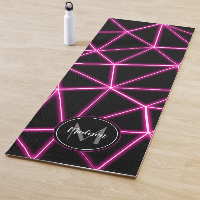 Tapis De Yoga Triangles noirs géométriques néon lignes roses Mon (En situation)