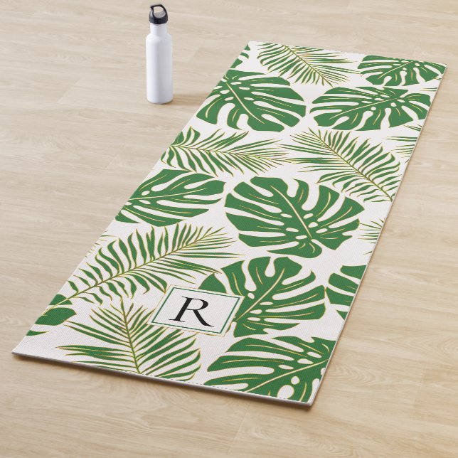 Tapis De Yoga Tropical vert foncé, feuilles or et monogramme (En situation)
