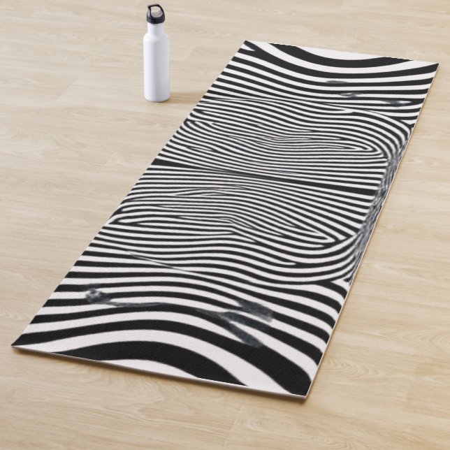 Tapis De Yoga Tunnel d'illusion optique - Noir et blanc hypnotiq (En situation)