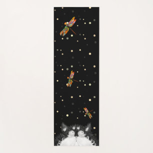 Tapis De Yoga Tuxedo Cat surpris par la libellule