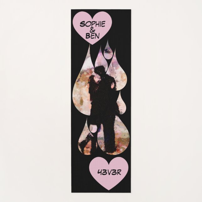 Tapis De Yoga Under Umbrella: Romantic Couple Kissing in Rain (Devant)
