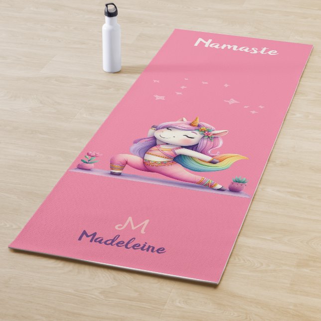 Tapis De Yoga Unicorne Yoga Pose Yogi rose pourpre Nom Monogramm (En situation)