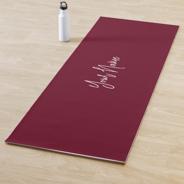 Tapis De Yoga Vin de Bourgogne Rouge Minimaliste Nom de script é (En situation)