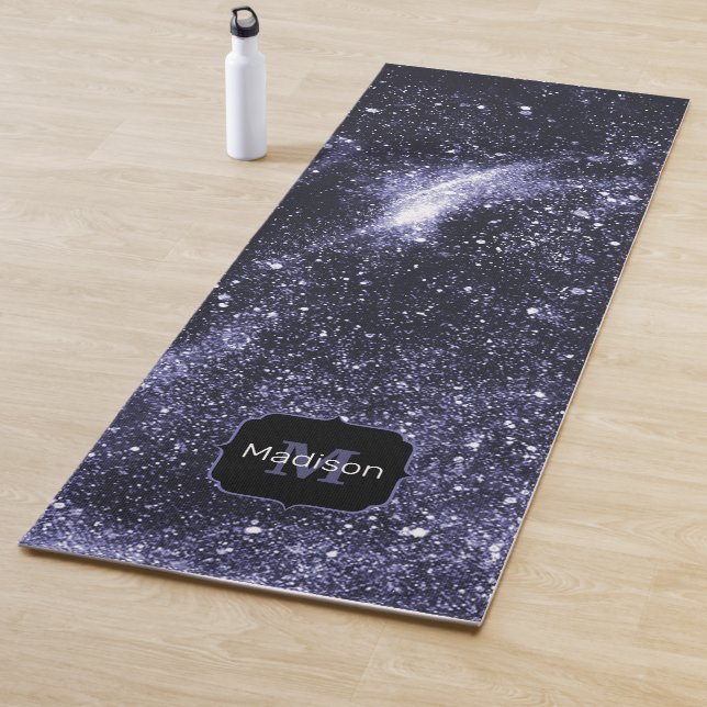 Tapis De Yoga Violet violet peri noir galaxie abstraite Monogram (En situation)
