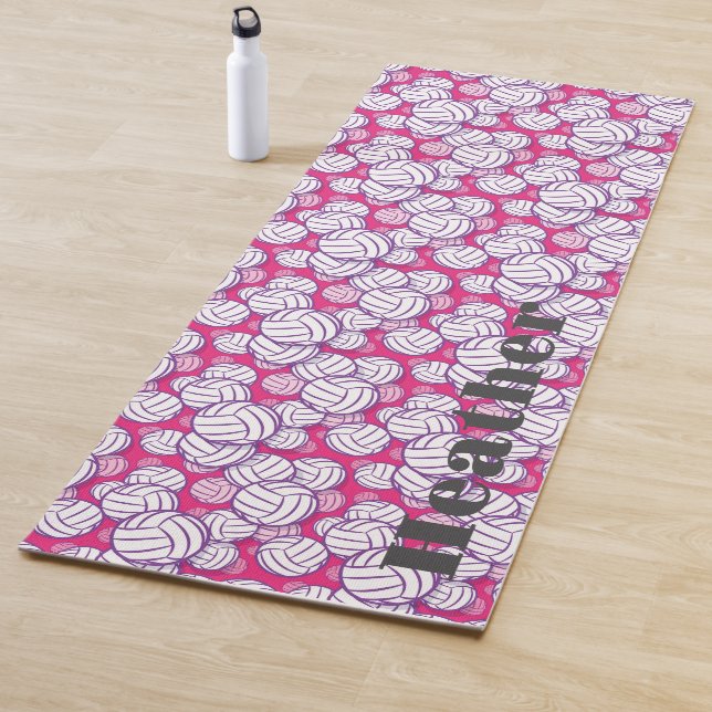 Tapis De Yoga Volley-ball rose monogramme (En situation)