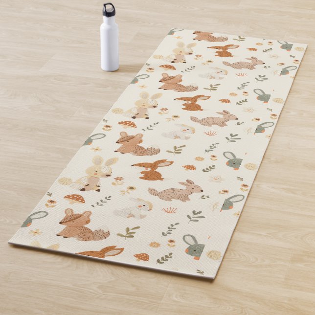 Tapis De Yoga Whimsical Woodland Forest Animaux Motif de verdure (En situation)