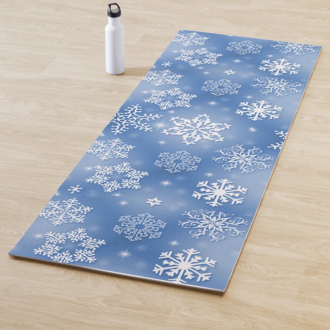 Tapis De Yoga Winter White Snowflakes On Icy Blue (En situation)